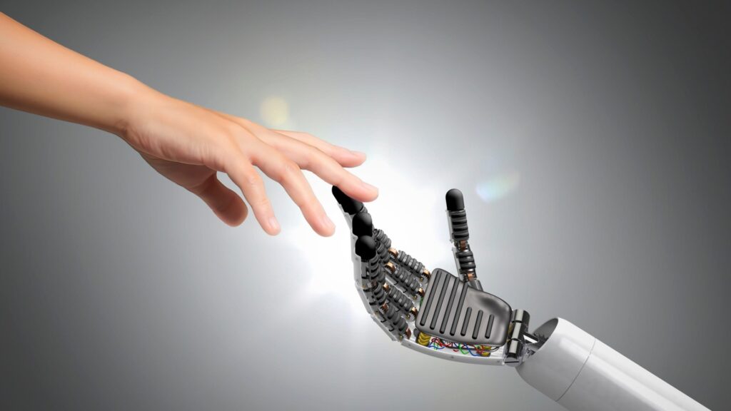 Roboter und Mensch reichen sich die Hand